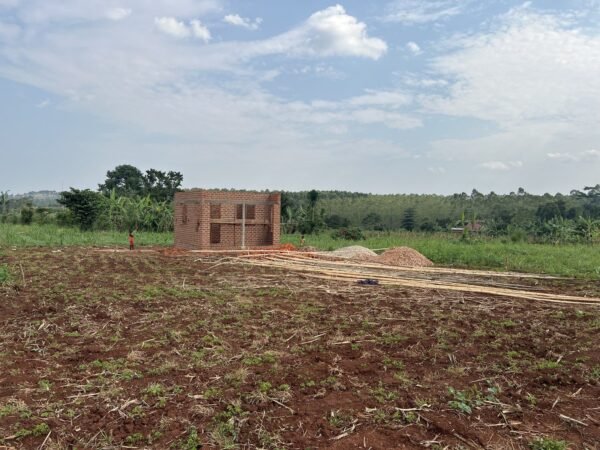 Het perceel van project Jinja, met de opslag in aanbouw.