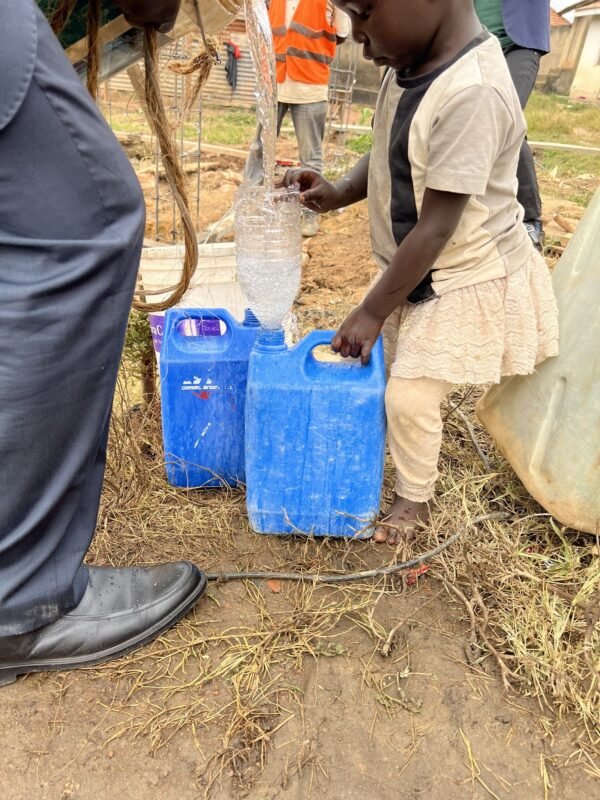 Kinderen van Muchanga halen het eerste water uit de nieuwe waterput.